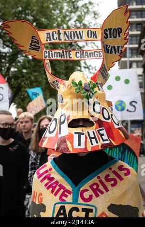 Bristol, Großbritannien. 24.. September 2021. Etwa zweihundert Schulkinder und Aktivisten nehmen an einem Klimaschutzprotest in Bristol Teil. Bristol sc Stockfoto