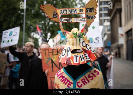 Bristol, Großbritannien. 24.. September 2021. Etwa zweihundert Schulkinder und Aktivisten nehmen an einem Klimaschutzprotest in Bristol Teil. Bristol sc Stockfoto