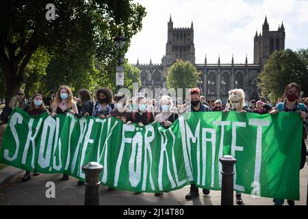 Bristol, Großbritannien. 24.. September 2021. Etwa zweihundert Schulkinder und Aktivisten nehmen an einem Klimaschutzprotest in Bristol Teil. Bristol sc Stockfoto