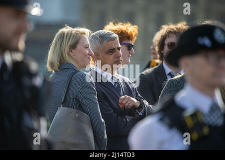 London, England, Großbritannien. 22. März 2022. Der Londoner Bürgermeister SADIQ KHAN wird bei der Zeremonie zum 5.. Jahrestag des Terroranschlags auf die Westminster Bridge gesehen. (Bild: © Tayfun Salci/ZUMA Press Wire) Bild: ZUMA Press, Inc./Alamy Live News Stockfoto