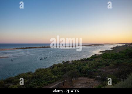 Blick auf die östlichste Lagune der Ria Formosa bei Sonnenuntergang, vom Dorf Cacela Velha auf einem Hügel, Algarve, Portugal. Stockfoto