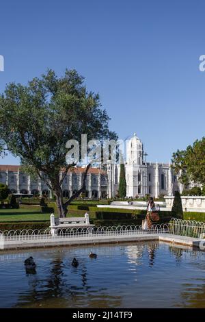 Jardim da Praça do Império, Praça do Império Garden und Mosteiro dos Jeronimos, das Kloster in Belém, Lissabon, Portugal Stockfoto