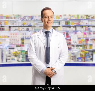 Apotheker zeigt eine Flasche Pillen und schaut isoliert auf weißem Hintergrund auf die Kamera Stockfoto