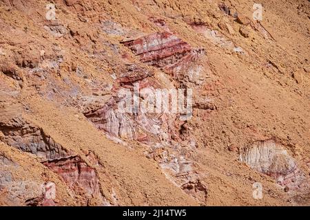 Nahaufnahme geologischer Details eines kleinen Abschnitts einer bunten Klippe im großen Erosionskrater Hamakhtesh Hagadol in der Nähe von Yeruham in Israel Stockfoto