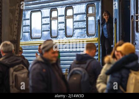 Lwiw, Oblast Lwiw, Ukraine. 22. März 2022. Das Zugpersonal überwacht die Passagiere. Während der Krieg in der Ukraine andauert, fliehen die Menschen vor der Gewalt mit dem Zug, der nach Lemberg kommt oder nach Polen weiterfährt. (Bild: © Ty Oneil/SOPA Images via ZUMA Press Wire) Stockfoto