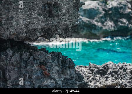 Das Foto zeigt den Atlantik mit einer felsigen Küste. Der Strand der exotischen Insel enthält viele Felsen und Grotten. Die felsige Landschaft und das Meer sind Stockfoto