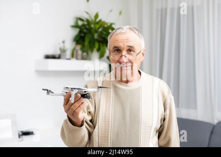 Älterer Mann mit kleinem Modellflugzeug Stockfoto