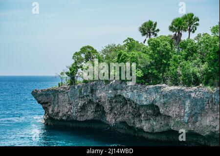 Das Foto zeigt den Atlantik mit einer felsigen Küste. Der Strand der exotischen Insel enthält viele Felsen und Grotten. Die felsige Landschaft und das Meer sind Stockfoto