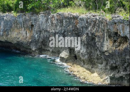 Das Foto zeigt den Atlantik mit einer felsigen Küste. Der Strand der exotischen Insel enthält viele Felsen und Grotten. Die felsige Landschaft und das Meer sind Stockfoto