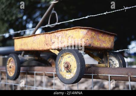 Alte rustikale Kinderwagen auf einem Zaun Stockfoto