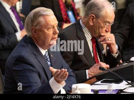 Washington, Vereinigte Staaten Von Amerika. 22. März 2022. Die Senatorin der Vereinigten Staaten, Lindsey Graham (Republikaner von South Carolina), fragt Richter Ketanji Brown Jackson, als sie vor dem Justizausschuss des US-Senats ihre Ernennung zum Associate Justice des Obersten Gerichtshofs der Vereinigten Staaten, der Richter Stephen G. Breyer auf dem Capitol Hill in Washington, DC ersetzen soll, bezeugte. 22. März 2021. Rechts ist US-Senator Chuck Grassley (Republikaner von Iowa), Mitglied des Rankings, US-Justizausschuss.Quelle: Ron Sachs/CNP/Sipa USA Quelle: SIPA USA/Alamy Live News Stockfoto