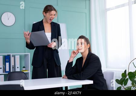 Chef schreit frustrierte Mitarbeiter, Mobbing und emotionalen Missbrauch am Arbeitsplatz an. Giftige Arbeitsumgebung. Wütende weibliche Wut Chef schreiend und schreiend h Stockfoto