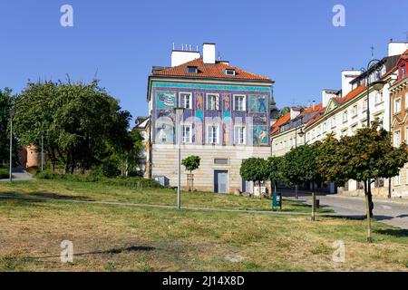 Warschau, Polen - 18. August 2015: Stadthäuser, die entlang der Mostowa Straße, in der Neustadt neben der Altstadt, gebaut wurden und während des Zweiten Weltkriegs niedergebrannt wurden Stockfoto