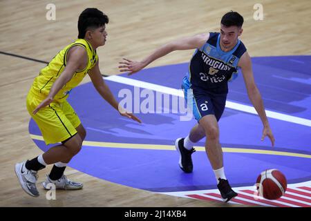 Los Dos Caminos, Miranda. VE - MÄRZ 21: Matias Espinosa #12 des Uruguay-Mannschaftsballs in der Hand vor der Verteidigung von Steven Sanabria #9 aus Kolumbien Stockfoto