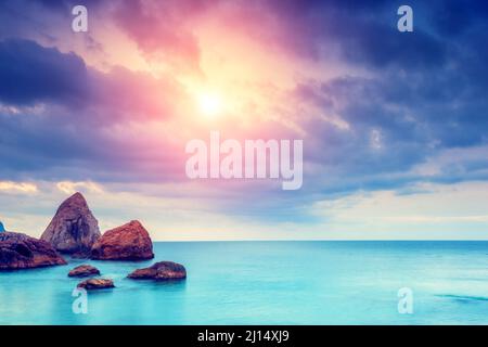 Fantastisches blaues Meer am Morgen, das durch Sonnenlicht leuchtet. Dramatische Szene. Schwarzes Meer, Krim, Ukraine, Europa. Beauty-Welt. Retro-Filter. Instagram-Toning Stockfoto