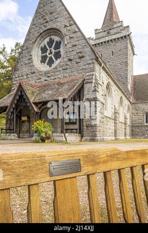 Eine Gedenktafel auf einer Bank in Crathie Kirk zum 100.. Geburtstag der Queen Mother im Jahr 2000, Aberdeenshire, Schottland, Großbritannien Stockfoto