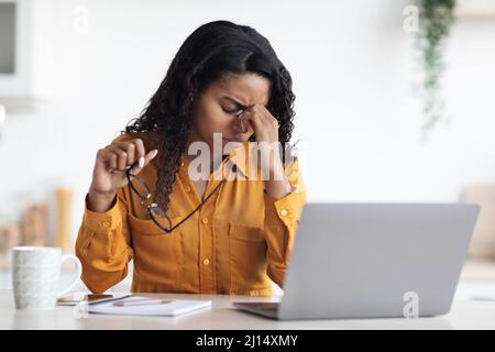 Müde afroamerikanische Dame erlebt Burnout, Remote Job Konzept Stockfoto