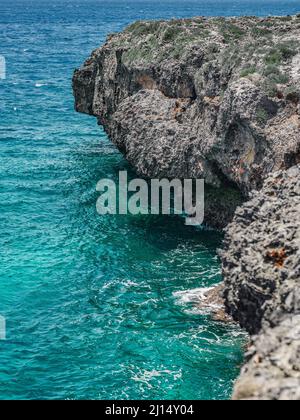 Das Foto zeigt den Atlantik mit einer felsigen Küste. Der Strand der exotischen Insel enthält viele Felsen und Grotten. Die felsige Landschaft und das Meer sind Stockfoto
