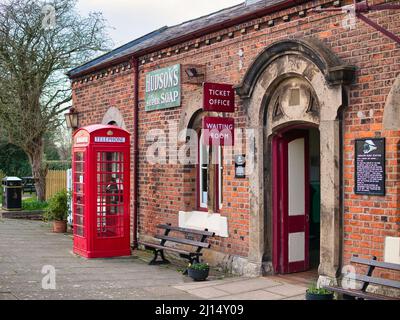 Hadlow Road Railway Station in Wirral, England, Großbritannien. Jetzt ist ein denkmalgeschütztes denkmalgeschütztes 2 Museum, das restauriert wurde, um so zu wirken, wie es der Bahnhof tat, als er geschlossen wurde Stockfoto