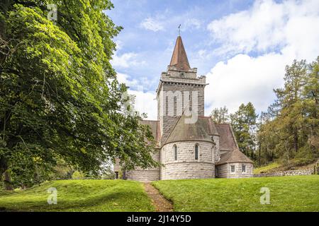 Crathie Kirk, eine kleine viktorianische Kirche von Schottland Pfarrkirche in der Nähe von Balmoral Castle, Aberdeenshire, Schottland Großbritannien Stockfoto