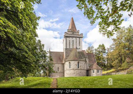 Crathie Kirk, eine kleine viktorianische Kirche von Schottland Pfarrkirche in der Nähe von Balmoral Castle, Aberdeenshire, Schottland Großbritannien Stockfoto