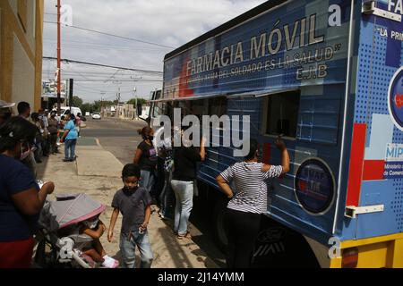 Am Dienstag, den 22. März 2022, werden im Sektor Sierra Maestra in der Gemeinde San Francisco, Venezuela, Medikamente zu erschwinglichen Preisen gekauft. Zur Förderung der sozialen Gesundheit haben die Bolivarianischen Streitkräfte eine mobile Apothekeneinheit von der Ladies Foundation der Bolivarianischen Marine (FUNDAB) eingesetzt. Um der größten Anzahl von Venezolanern zu nutzen, die Medikamente zu erschwinglichen Kosten erwerben müssen, wird die mobile Apotheke Multivitamine, Antihypertensiva, Analgetika, Antiallergien und Krampfanfälle zur Verfügung stellen. (Foto von Humberto Matheus/Sipa USA) Stockfoto