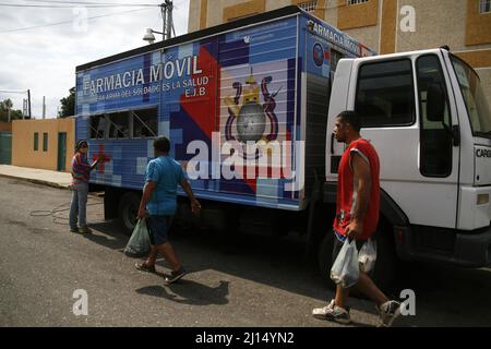 Am Dienstag, den 22. März 2022, werden im Sektor Sierra Maestra in der Gemeinde San Francisco, Venezuela, Medikamente zu erschwinglichen Preisen gekauft. Zur Förderung der sozialen Gesundheit haben die Bolivarianischen Streitkräfte eine mobile Apothekeneinheit von der Ladies Foundation der Bolivarianischen Marine (FUNDAB) eingesetzt. Um der größten Anzahl von Venezolanern zu nutzen, die Medikamente zu erschwinglichen Kosten erwerben müssen, wird die mobile Apotheke Multivitamine, Antihypertensiva, Analgetika, Antiallergien und Krampfanfälle zur Verfügung stellen. (Foto von Humberto Matheus/Sipa USA) Stockfoto