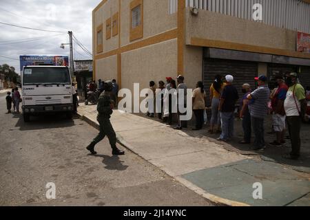 Am Dienstag, den 22. März 2022, werden im Sektor Sierra Maestra in der Gemeinde San Francisco, Venezuela, Medikamente zu erschwinglichen Preisen gekauft. Zur Förderung der sozialen Gesundheit haben die Bolivarianischen Streitkräfte eine mobile Apothekeneinheit von der Ladies Foundation der Bolivarianischen Marine (FUNDAB) eingesetzt. Um der größten Anzahl von Venezolanern zu nutzen, die Medikamente zu erschwinglichen Kosten erwerben müssen, wird die mobile Apotheke Multivitamine, Antihypertensiva, Analgetika, Antiallergien und Krampfanfälle zur Verfügung stellen. (Foto von Humberto Matheus/Sipa USA) Stockfoto