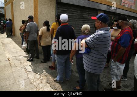 Am Dienstag, den 22. März 2022, werden im Sektor Sierra Maestra in der Gemeinde San Francisco, Venezuela, Medikamente zu erschwinglichen Preisen gekauft. Zur Förderung der sozialen Gesundheit haben die Bolivarianischen Streitkräfte eine mobile Apothekeneinheit von der Ladies Foundation der Bolivarianischen Marine (FUNDAB) eingesetzt. Um der größten Anzahl von Venezolanern zu nutzen, die Medikamente zu erschwinglichen Kosten erwerben müssen, wird die mobile Apotheke Multivitamine, Antihypertensiva, Analgetika, Antiallergien und Krampfanfälle zur Verfügung stellen. (Foto von Humberto Matheus/Sipa USA) Stockfoto