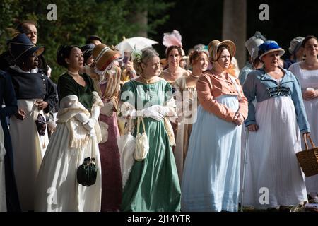 Bath, Somerset, Großbritannien. 11.. September 2021. Im Bild: Fans von Jane Austen sehen zu, wie in den Gärten des Holburne Museums ein Tanz aufgeführt wird. // Ca Stockfoto