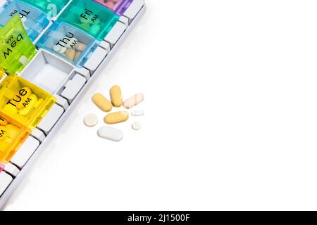7 Tage Pillendose Spender, Woche und Tag Pillendose Organizer, für Krebspatienten - reinweißer Hintergrund Stockfoto