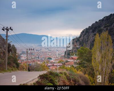 Luftaufnahme der Fethiye Landschaft und Stadtlandschaft. Blick von oben. Fethiye, Mittelmeer, Türkei. Lykisches Grab in Felsen über der Stadt Fethiye mit Blick auf Berge im Schnee. Stockfoto