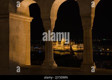 Ungarisches parlamentsgebäude aus der Fischerbastei bei Nacht, Budapest, Ungarn Stockfoto