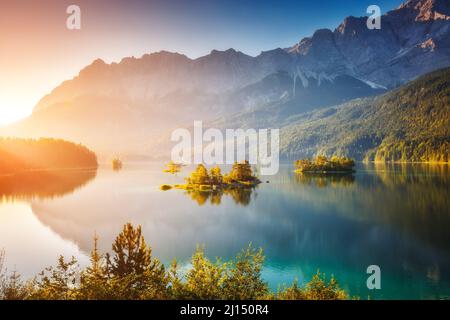 Blick auf die Inseln und türkisblaues Wasser am Eibsee am Fuße des Mt. Zugspitze. Morgen Szene. Lage berühmten Resort Garmisch-Partenkirchen, Bav Stockfoto