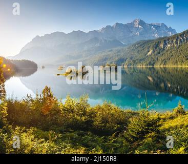 Blick auf die Inseln und türkisblaues Wasser am Eibsee am Fuße des Mt. Zugspitze. Morgen Szene. Lage berühmten Resort Garmisch-Partenkirchen, Bav Stockfoto