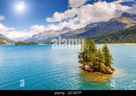 Fantastische Aussicht auf den türkisfarbenen Silsersee (Sils) inklusive Piz Corvatsch in den Schweizer Alpen. Lage berühmter Ferienort Oberengadiner Tal, Canto Stockfoto