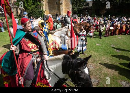 Evesham, Worcestershire, Großbritannien. 7.. August 2021. Im Bild: Reenaktoren zollen ihren Respekt, wenn ein Kranz auf Simon de Montfords Gedenkstein in A gelegt wird Stockfoto