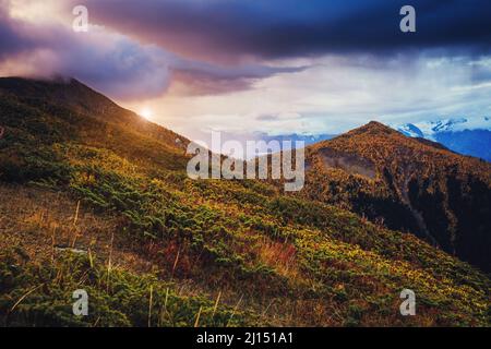 Schöne Aussicht auf den Fuß des Mt. Ushba durch Sonnenlicht beleuchtet. Dramatische und malerische Morgenszene. Lage berühmter Ort Mestia, Upper Svaneti, Geo Stockfoto