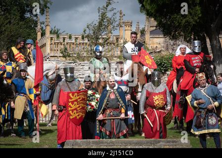 Evesham, Worcestershire, Großbritannien. 7.. August 2021. Im Bild: Reenaktoren zollen ihren Respekt, wenn ein Kranz auf Simon de Montfords Gedenkstein in A gelegt wird Stockfoto