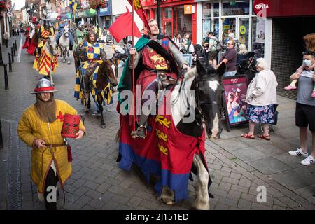 Evesham, Worcestershire, Großbritannien. 7.. August 2021. Im Bild: Hunderte von Zuschauern säumen Eveshams Straßen, um sich die Parade der Schauspieler anzusehen. / Mehr als Stockfoto