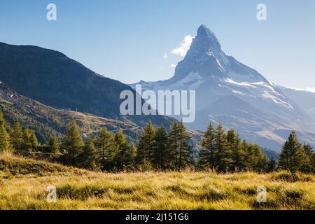 Tolles Panorama mit dem berühmten Matterhorn-Gipfel im Alpental. Beliebte Touristenattraktion. Dramatische und malerische Szene. Ort Ort Schweizer alpen, G Stockfoto