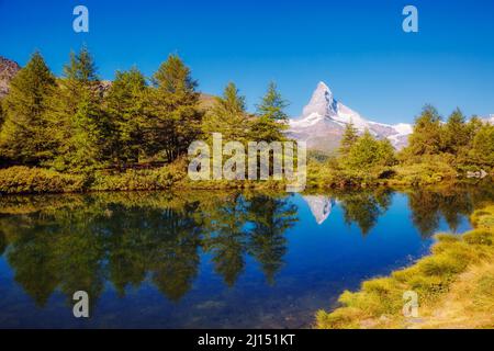 Tolles Panorama mit dem berühmten Matterhorn-Gipfel im Alpental. Beliebte Touristenattraktion. Dramatische und malerische Szene. Ort Ort Schweizer alpen, G Stockfoto