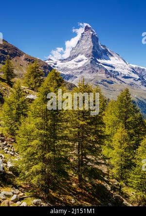 Tolles Panorama mit dem berühmten Matterhorn-Gipfel im Alpental. Beliebte Touristenattraktion. Dramatische und malerische Szene. Ort Ort Schweizer alpen, G Stockfoto