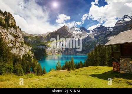 Tolles Panorama auf den azurblauen Teich Oeschinensee. Beliebte Touristenattraktion. Malerische und wunderschöne Szene. Ort Schweizer alpen, Kandersteg, Berner ob Stockfoto