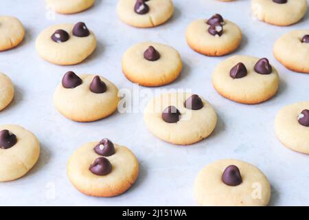 Mini Chocolate Chip Cookies auf weißem Hintergrund Stockfoto
