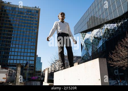 12.03.2022, Berlin, Deutschland, Europa - Skulptur 'Balanceakt', Werk des deutschen Bildhauers Stephan Balkenhol im Axel Springer Gebäude. Stockfoto