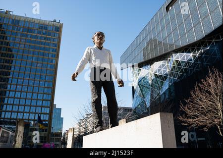 12.03.2022, Berlin, Deutschland, Europa - Skulptur 'Balanceakt', Werk des deutschen Bildhauers Stephan Balkenhol im Axel Springer Gebäude. Stockfoto