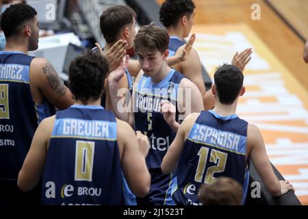 Los Dos Caminos, Miranda. ​​U18 - MÄRZ 21: Guzman Vasilic #5 aus dem Uruguay-Team feiert mit seinem Teamkollegen während des FIBA-Südamerikamchamps Stockfoto