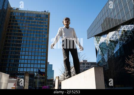 12.03.2022, Berlin, Deutschland, Europa - Skulptur 'Balanceakt', Werk des deutschen Bildhauers Stephan Balkenhol im Axel Springer Gebäude. Stockfoto