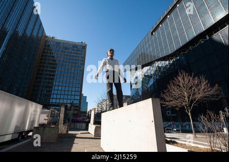 12.03.2022, Berlin, Deutschland, Europa - Skulptur 'Balanceakt', Werk des deutschen Bildhauers Stephan Balkenhol im Axel Springer Gebäude. Stockfoto